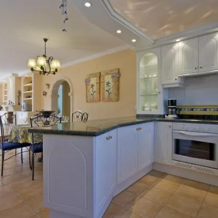 Sleeps 8 Pool Villa *