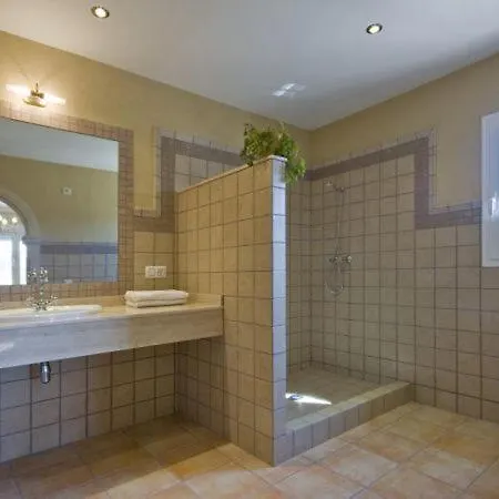 Villa Sleeps 8 Pool